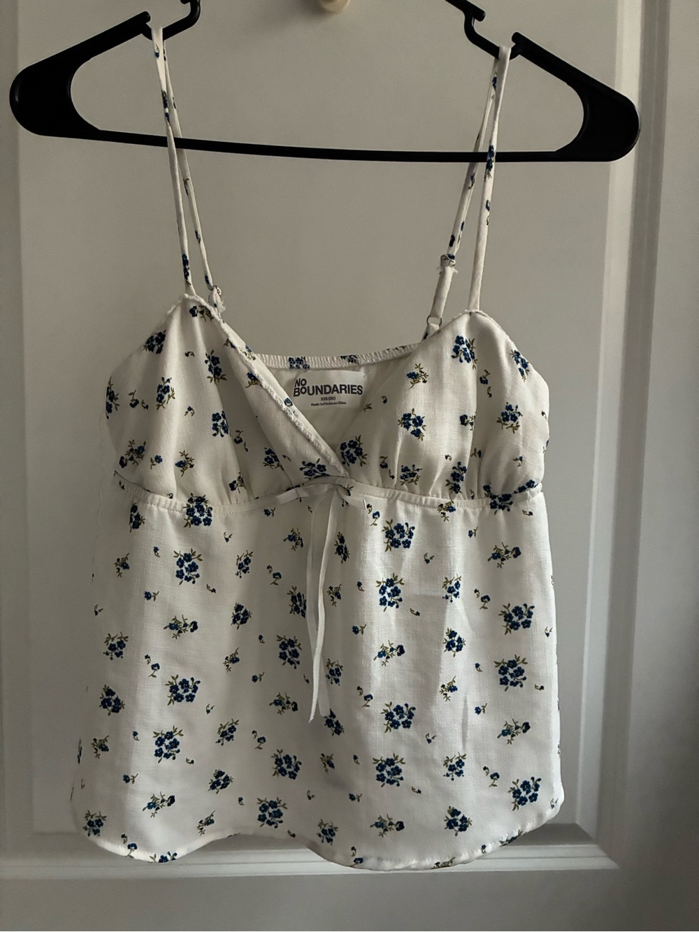 No Boundaries White Floral Spaghetti-Strap Camisole with Blue Print